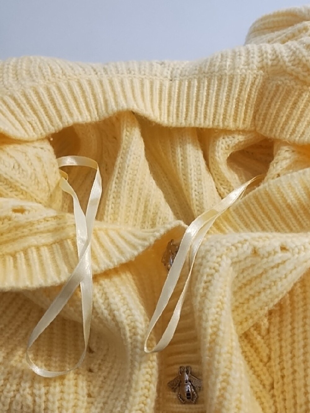 🐝Soft Yellow V‑Neck Honry Bee Button Cardigan Sweater Size Medium🐝 - Picture 9 of 10